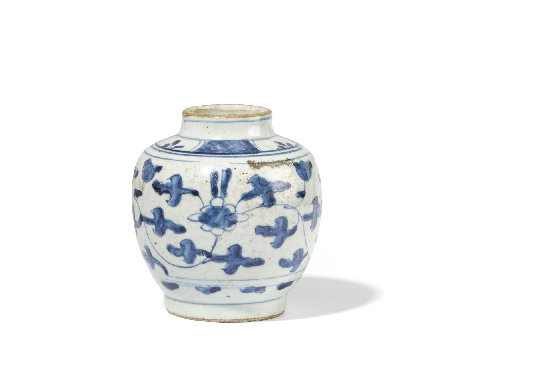 A SMALL BLUE AND WHITE PORCELAIN JAR, CHINA, 17TH-18TH CENTURY