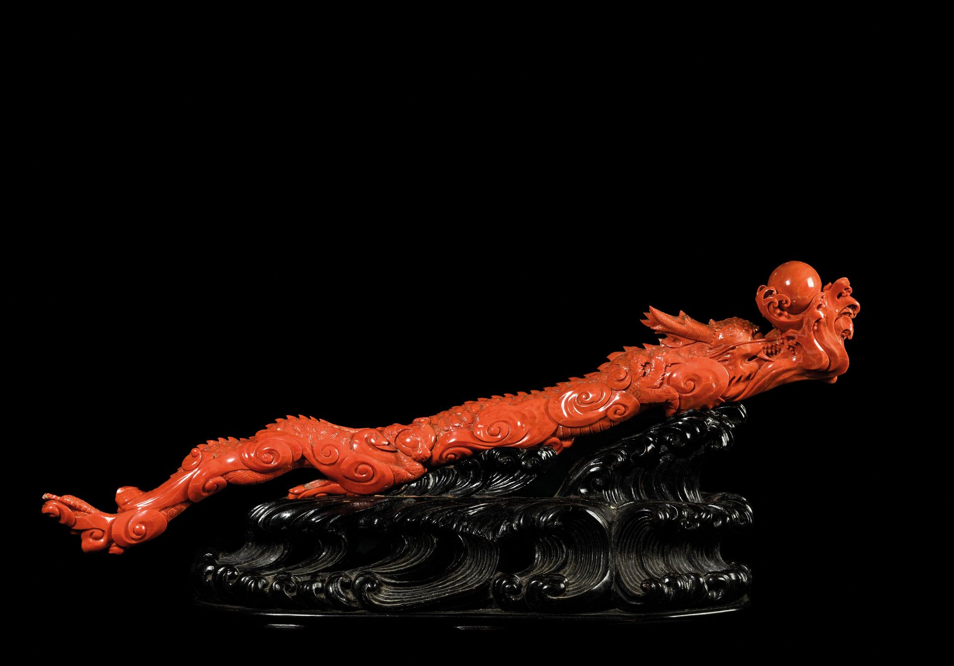 A STUNNING AND IMPRESSIVE IMPERIAL CORAL CARVING OF A DRAGON AND FLEAMING PEARL, 18TH CENTURY EARLY - Bild 2 aus 5