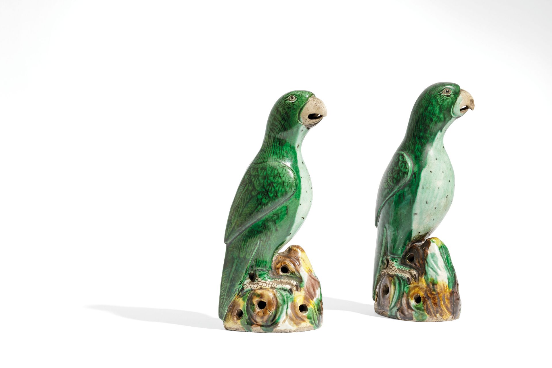 A PAIR OF FAMILLE VERTE BISCUIT PARROTS, CHINA, QING DYNASTY, KANGXI PERIOD (1662-1722) (2) - Bild 2 aus 4