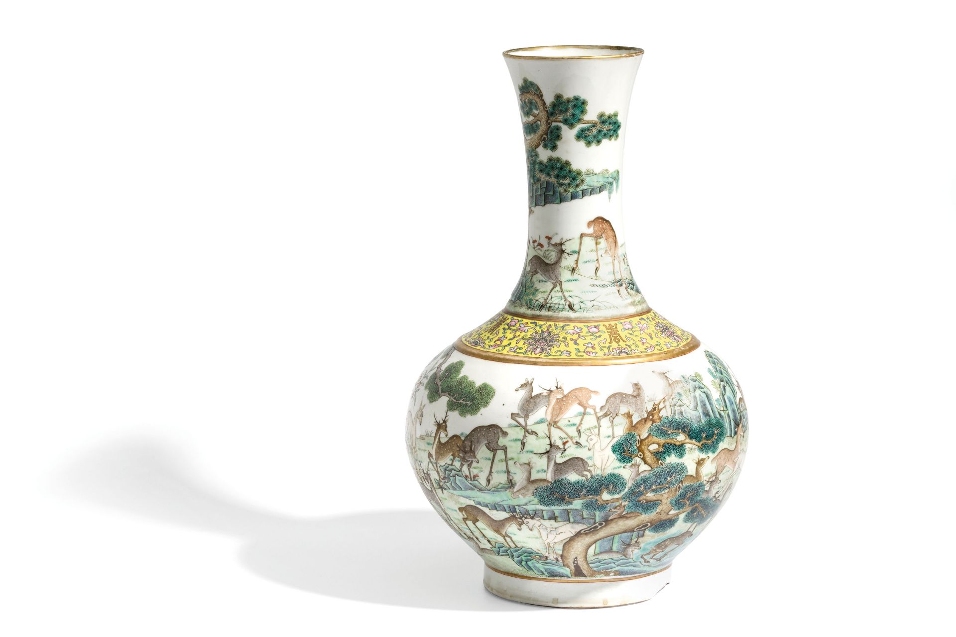 A RARE FAMILLE ROSE PORCELAIN BOTTLE VASE HUNDRED DEERS, CHINA, 19TH-20TH CENTURY - Bild 3 aus 6