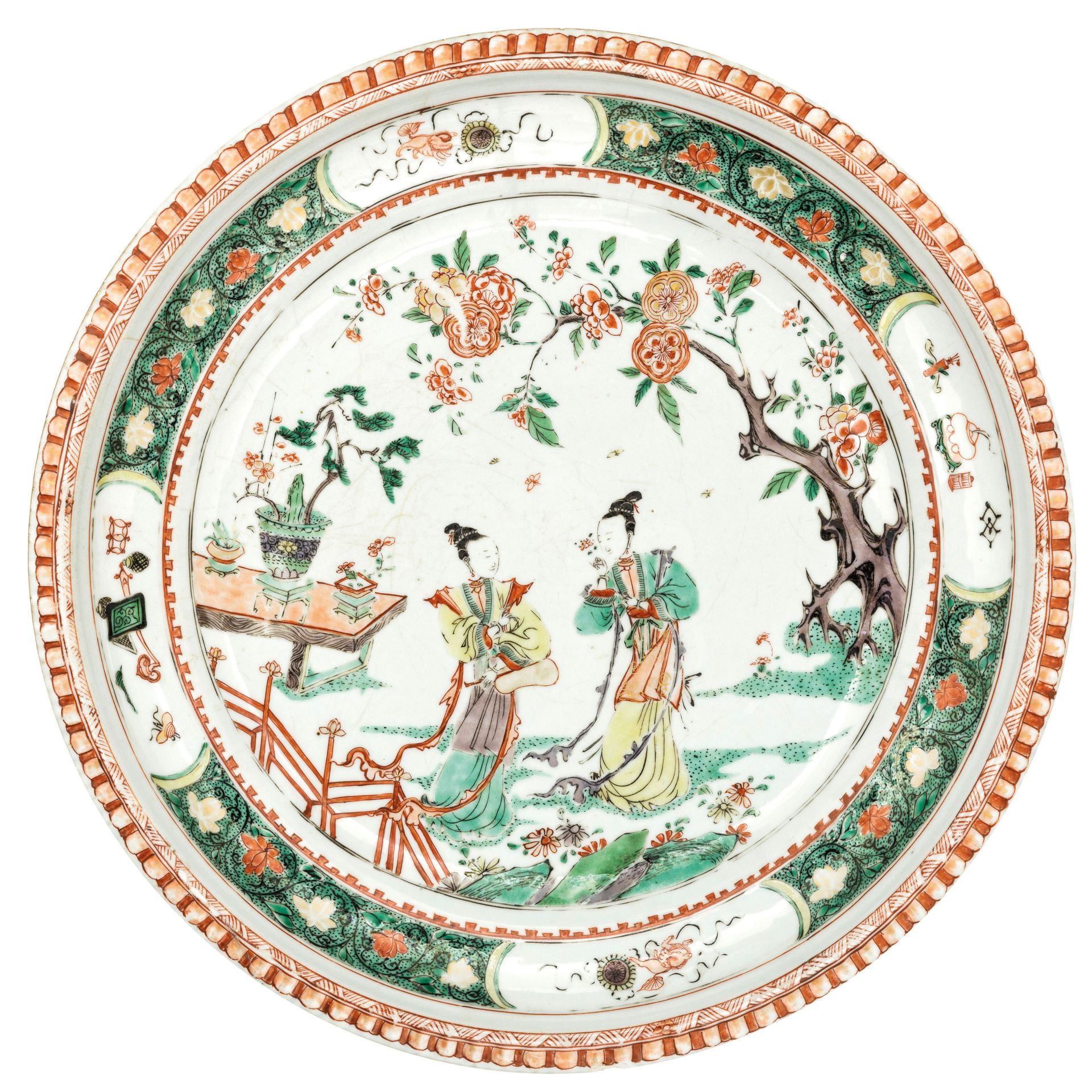 A VERY LARGE FAMILLE VERTE PORCELAIN DISHE WITH PIE CRUST RIM, CHINA, QING DYNASTY, KANGXI PERIOD