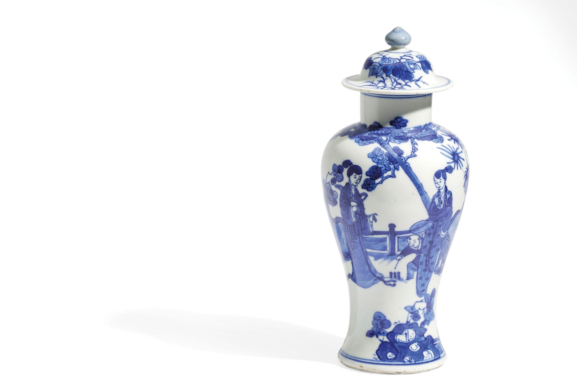 A SMALL BLUE AND WHITE PORCELAIN POTICHE AND COVER, CHINA, 19TH CENTURY