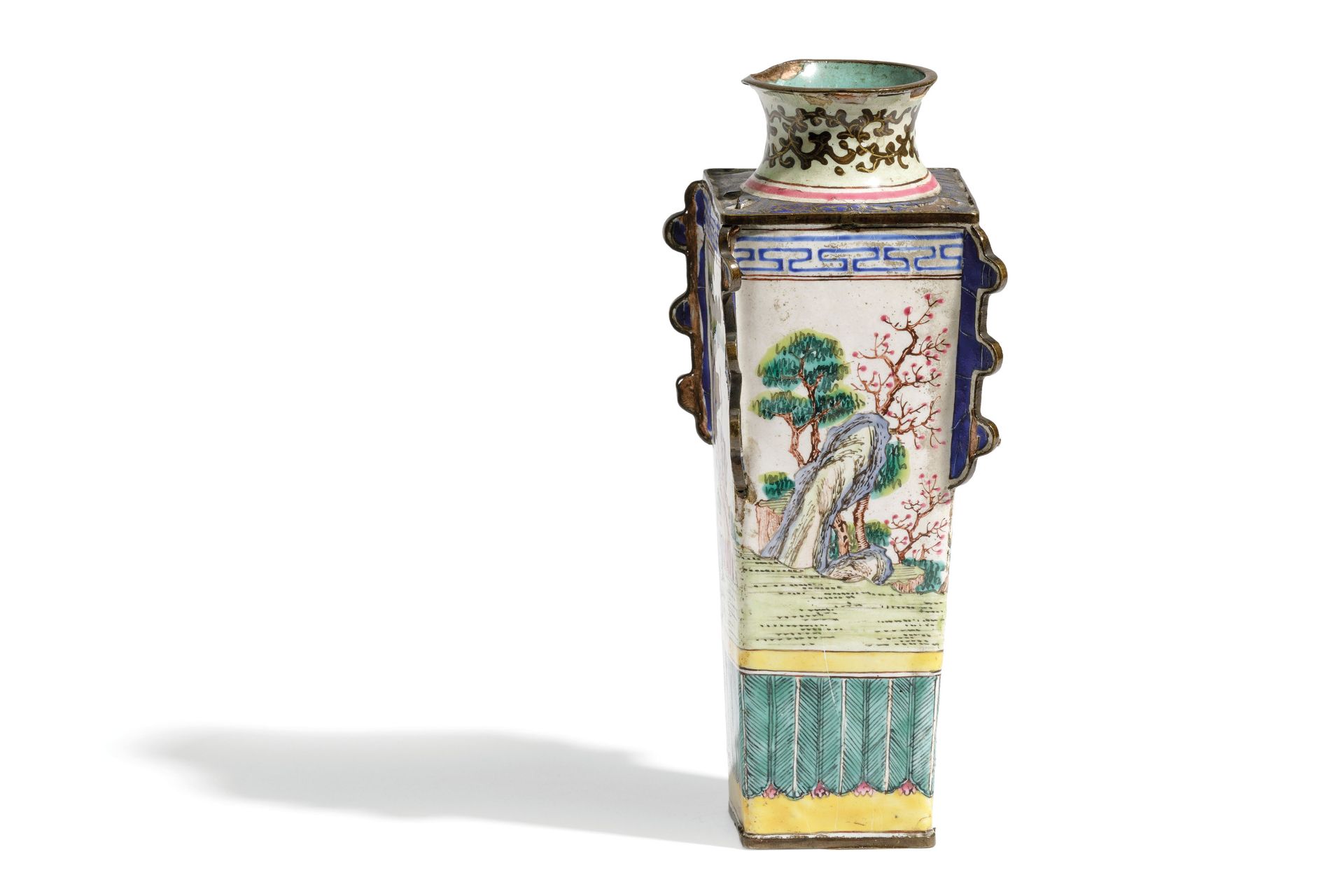 A SMALL RECTANGULAR CANTONESE ENAMELED VASE, CHINA, 19TH CENTURY - Bild 3 aus 4