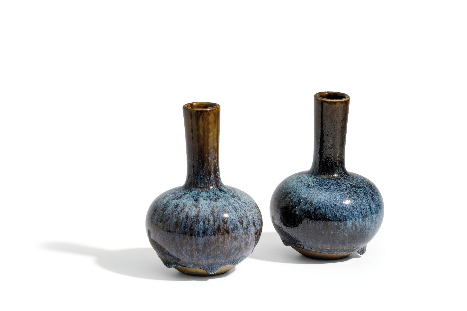 A PAIR OF SMALL FLAMBÉ-GLAZED BOTTLE VASES, CHINA, 19TH -20TH CENTURY (2) - Bild 2 aus 3