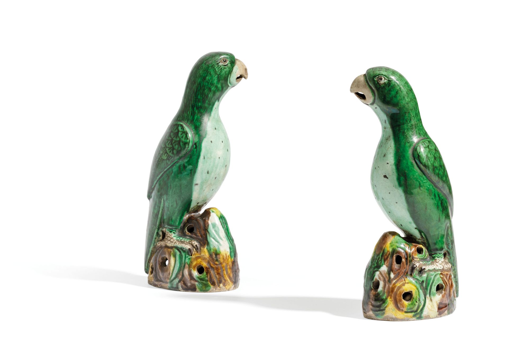 A PAIR OF FAMILLE VERTE BISCUIT PARROTS, CHINA, QING DYNASTY, KANGXI PERIOD (1662-1722) (2) - Bild 3 aus 4