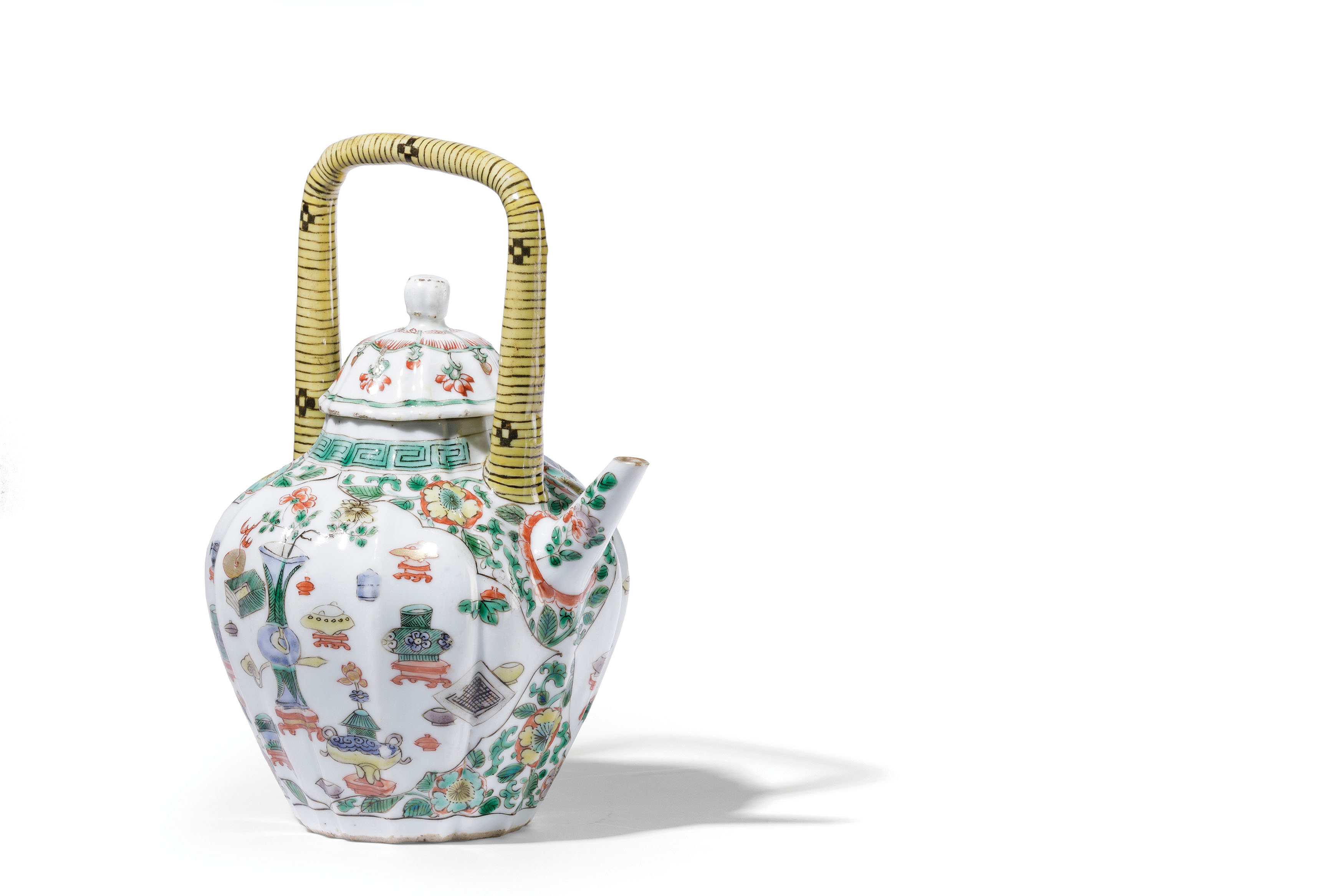 A FAMILLE VERTE PORCELAIN 'ANTIQUES' QUATREFOIL TEAPOT, EARLY 18TH CENTURY, KANGXI PERIOD (1662-1722 - Image 2 of 3