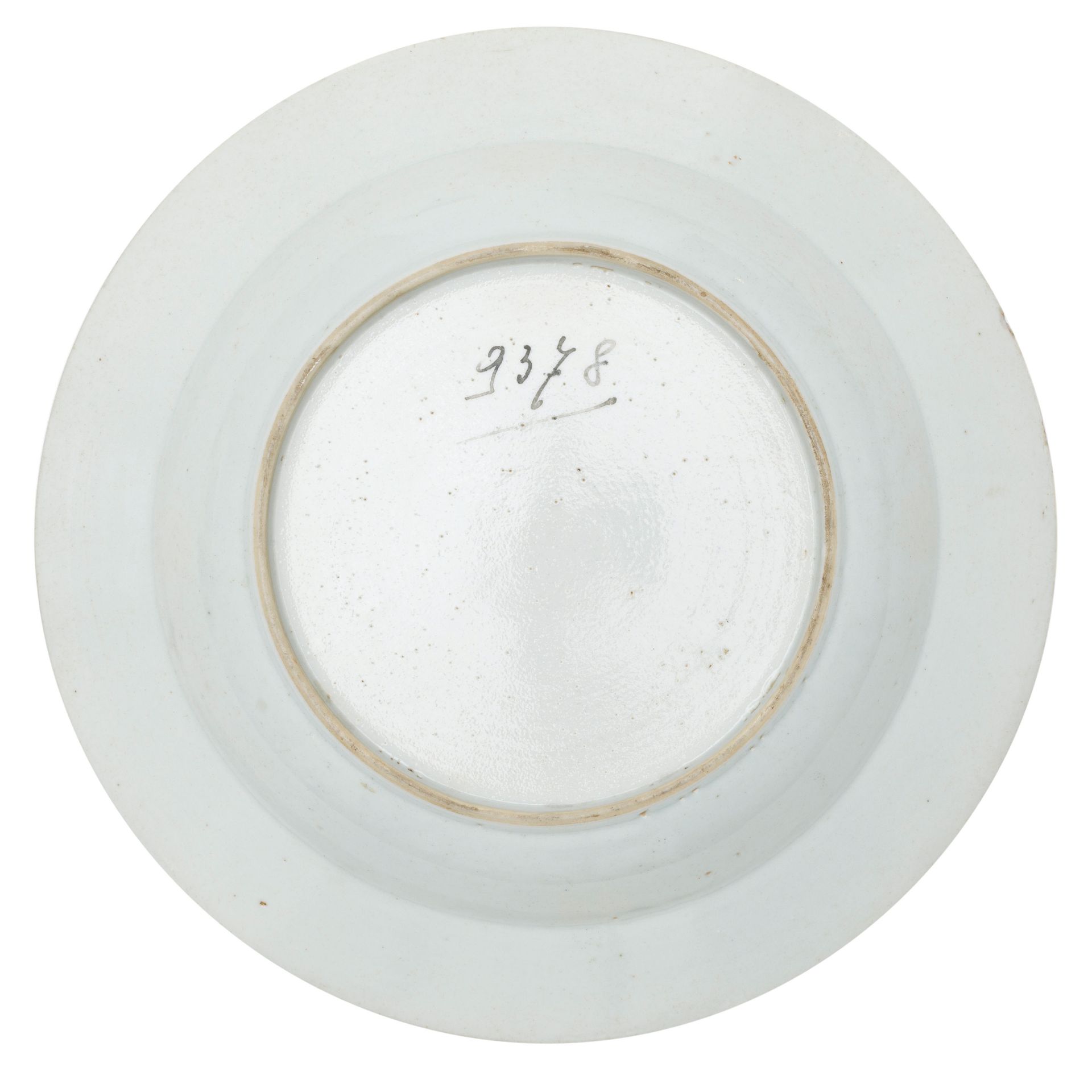 A FAMILLE ROSE PORCELAIN SOUP PLATE, CHINA, 18TH CENTURY - Bild 2 aus 2