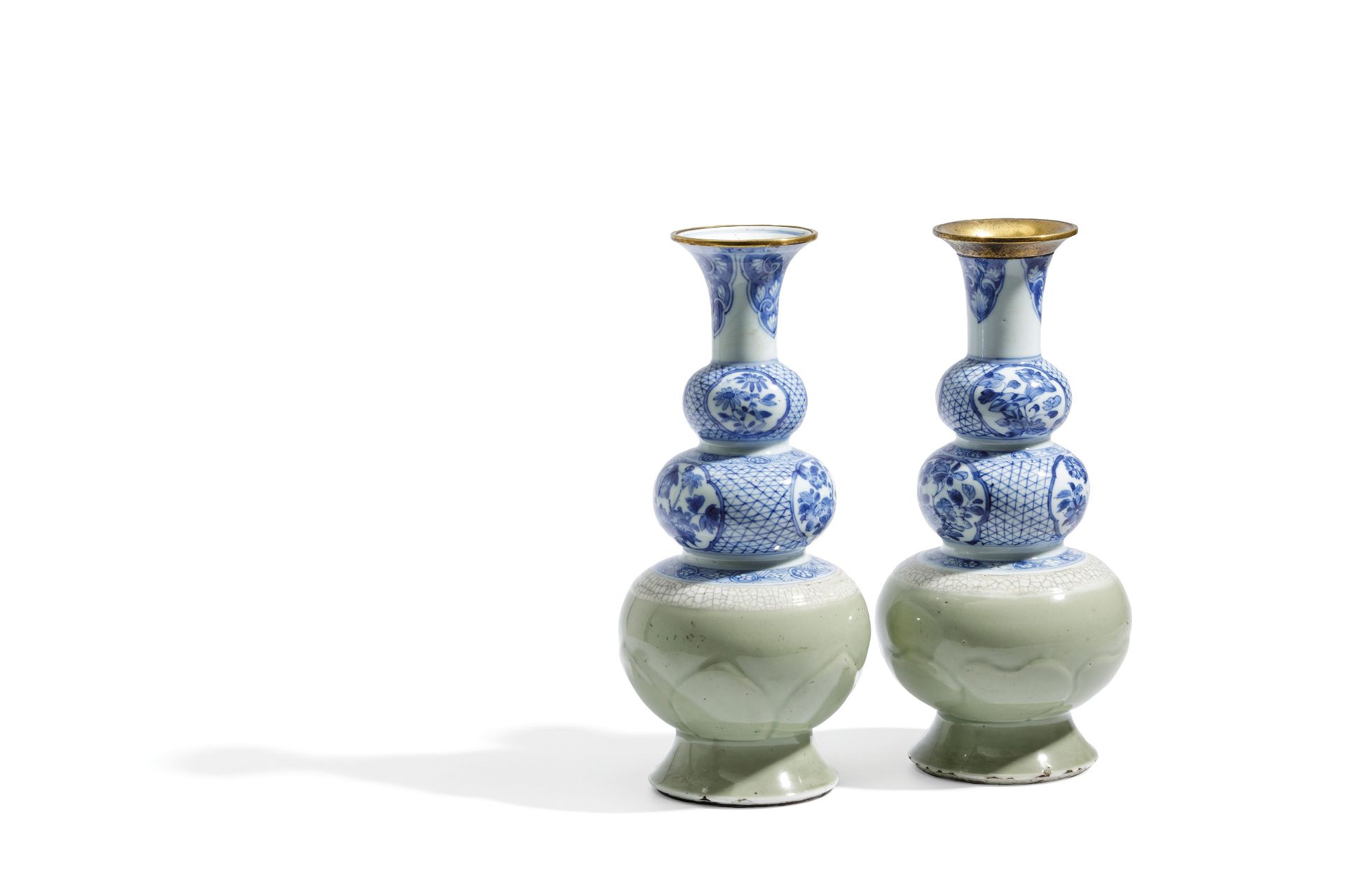 A CLOSE PAIR OF CELADON, BLUE AND WHITE TRIPLE GOURDE VASES (2) - Bild 3 aus 3