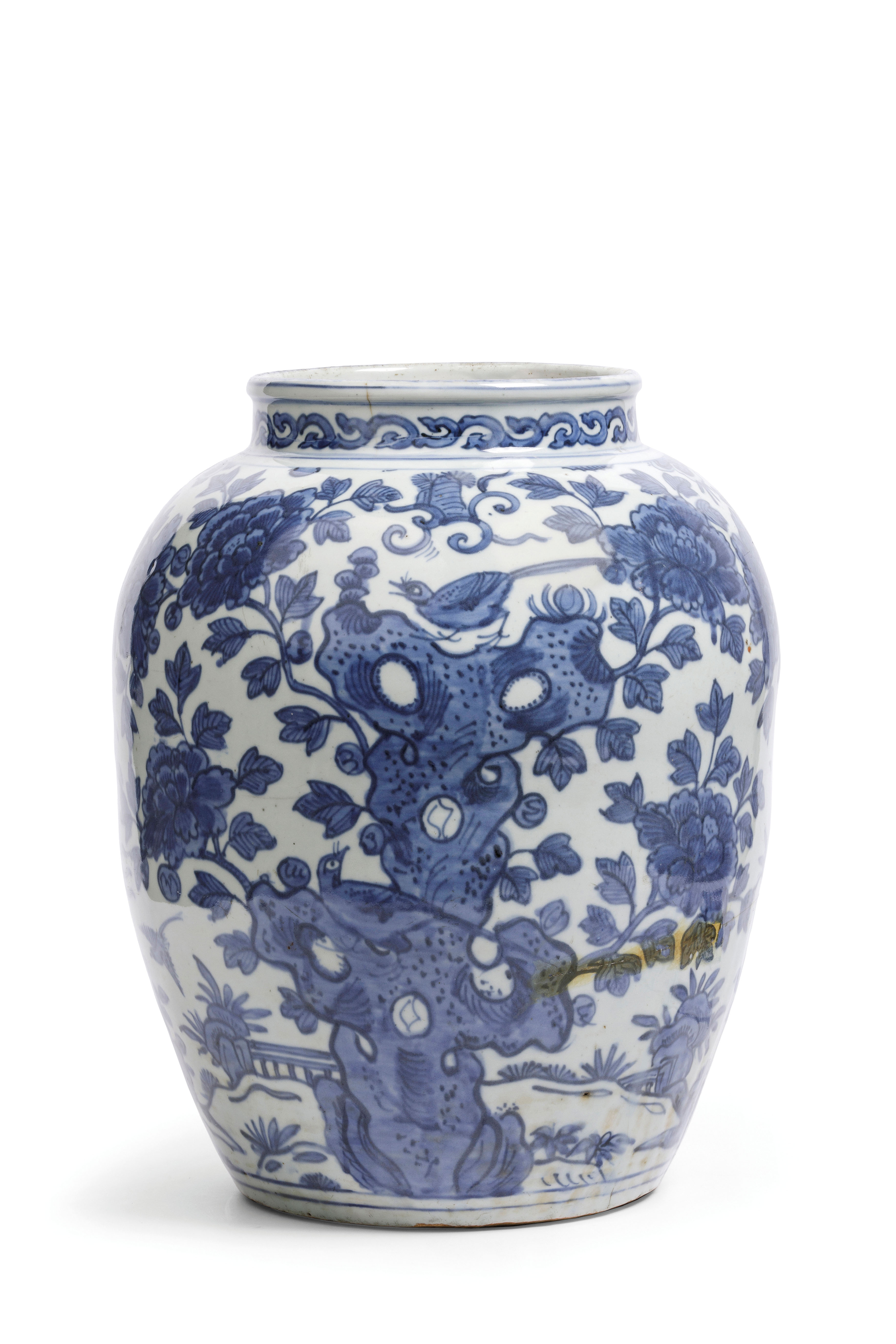 A LARGE BLUE AND WHITE PORCELAIN JAR, CHINA, 17TH-18TH CENTURY