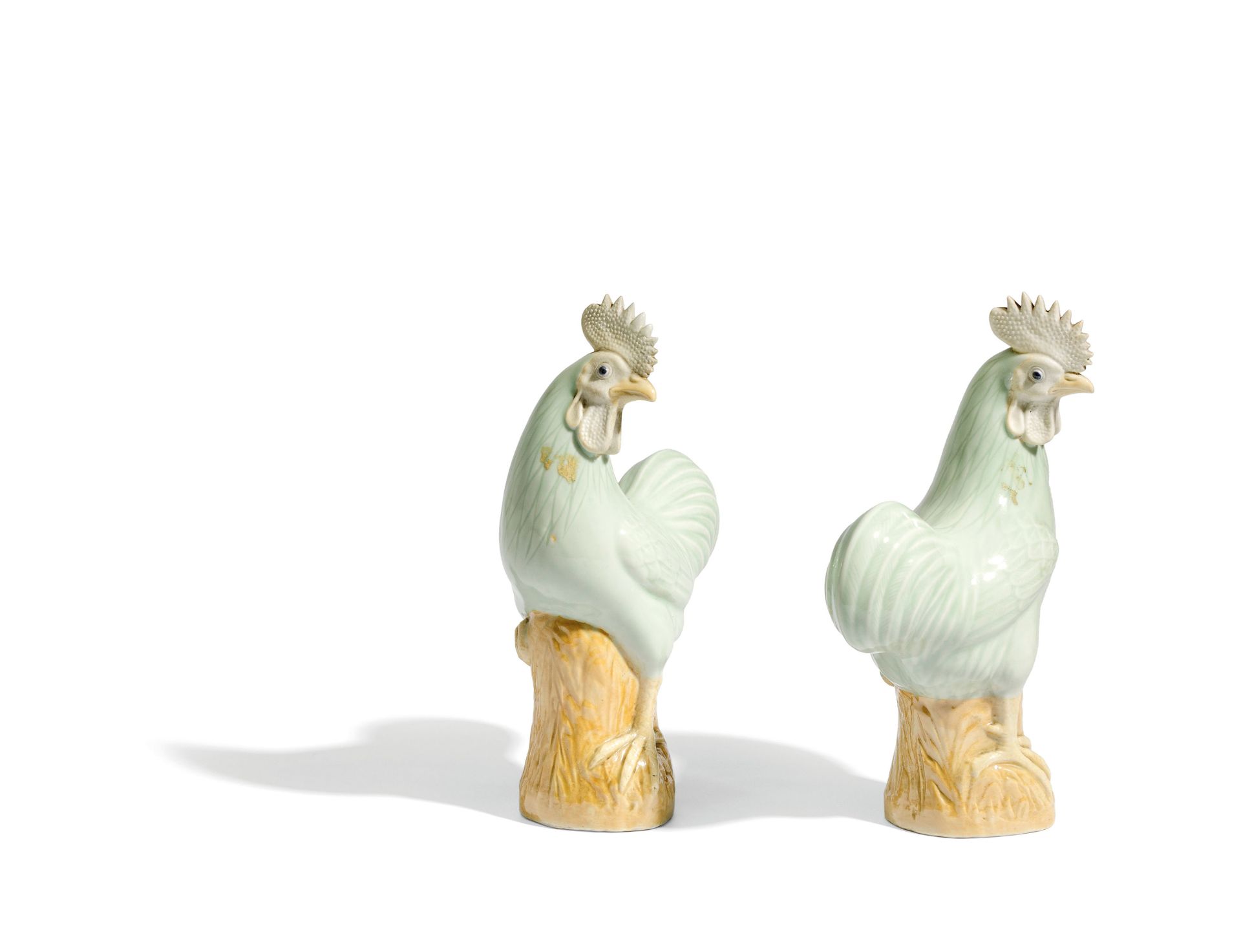 A FINE PAIR OF CELANDON PORCELAIN FIGURES OF STANDING COCKS, CHINA, QING DYNASTY, QIANLONG PERIOD (1 - Bild 3 aus 4