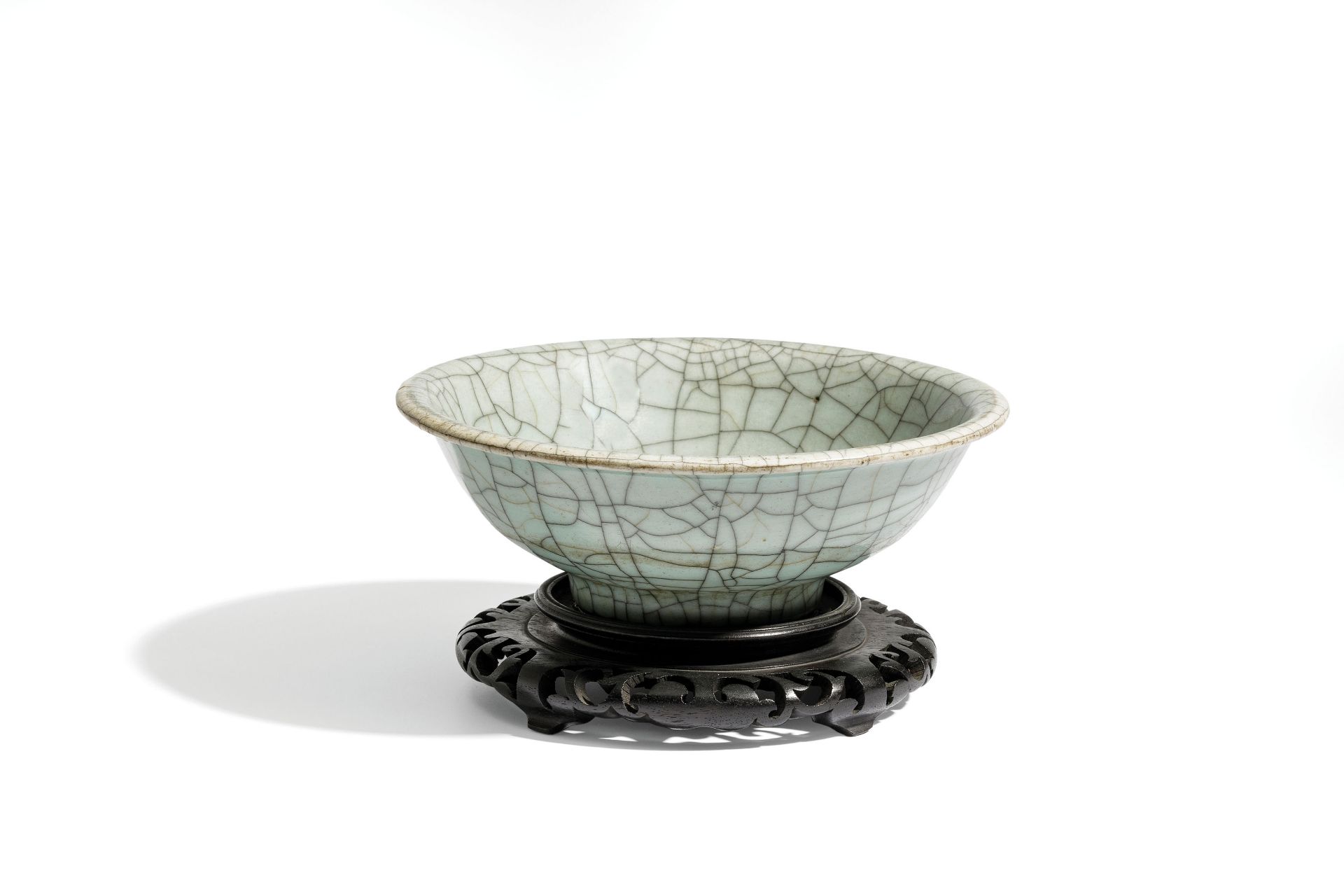 A GUAN-STYLE CELADON PORCELAIN BOWL, CHINA, 19TH CENTURY - Bild 2 aus 3