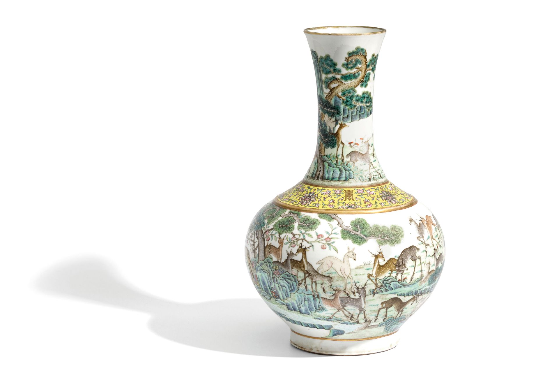 A RARE FAMILLE ROSE PORCELAIN BOTTLE VASE HUNDRED DEERS, CHINA, 19TH-20TH CENTURY - Bild 2 aus 6