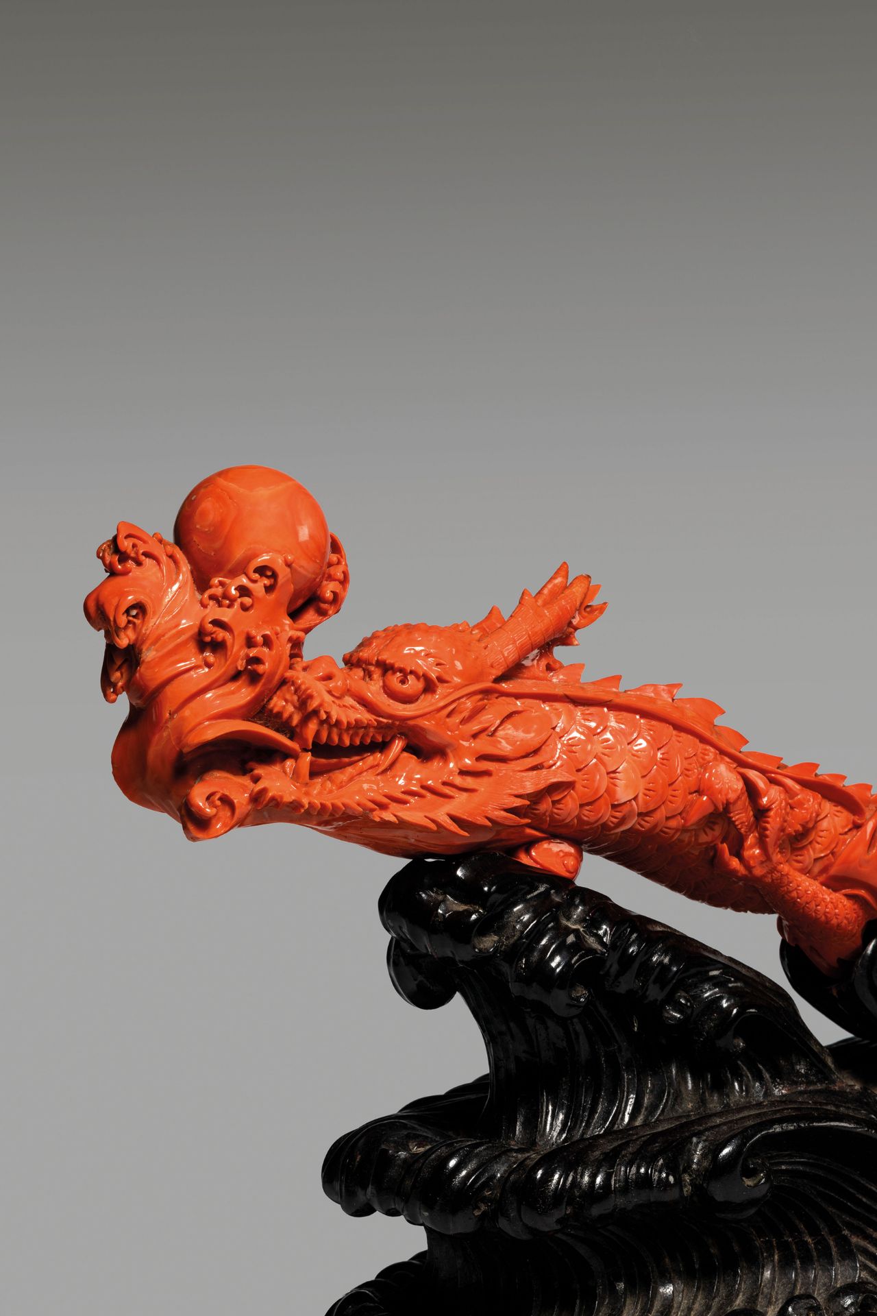 A STUNNING AND IMPRESSIVE IMPERIAL CORAL CARVING OF A DRAGON AND FLEAMING PEARL, 18TH CENTURY EARLY - Bild 5 aus 5