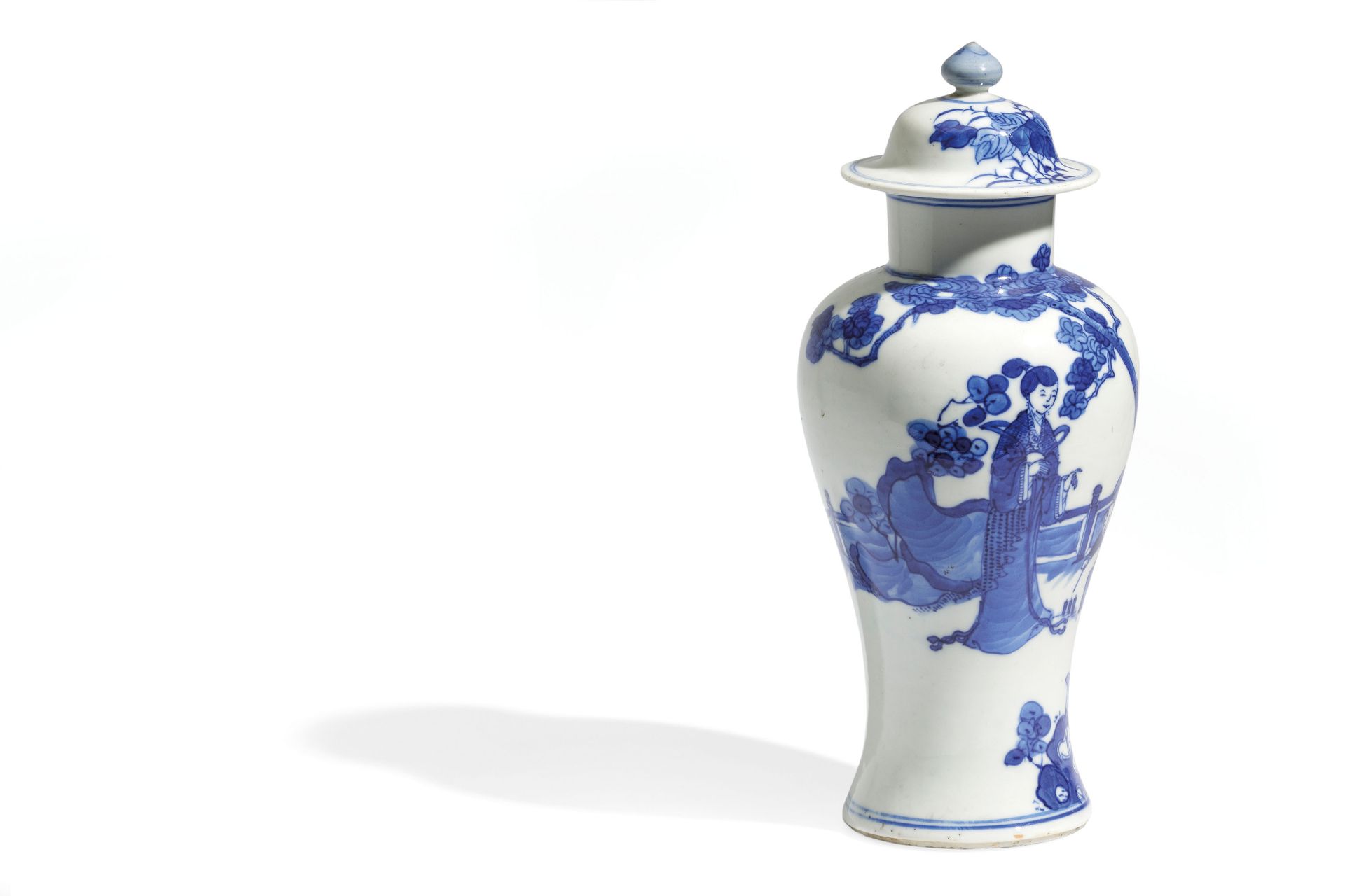 A SMALL BLUE AND WHITE PORCELAIN POTICHE AND COVER, CHINA, 19TH CENTURY - Bild 3 aus 3