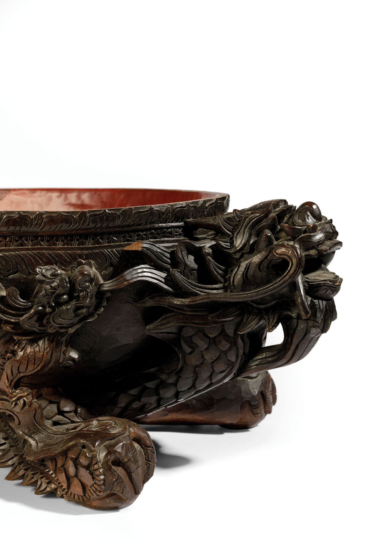 A VERY LARGE OVAL WOOD AND RED-LACQUERED DRAGON BOWL, CHINA, QING DYNASTY, REPUBLIC PERIOD - Bild 3 aus 3