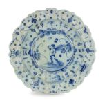 PIATTO DA PARATA IN MAIOLICA BIANCA E BLU, FORNACE LIGURE, XVIII SECOLO