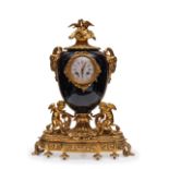 OROLOGIO D'APPOGGIO IN BRONZO DORATO E SMALTO BLU SEVRES, FRANCIA, FINE XIX SECOLO