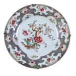 TRE PIATTI IN PORCELLANA, IMARI E FAMIGLIA ROSA, CINA, XVIII SECOLO