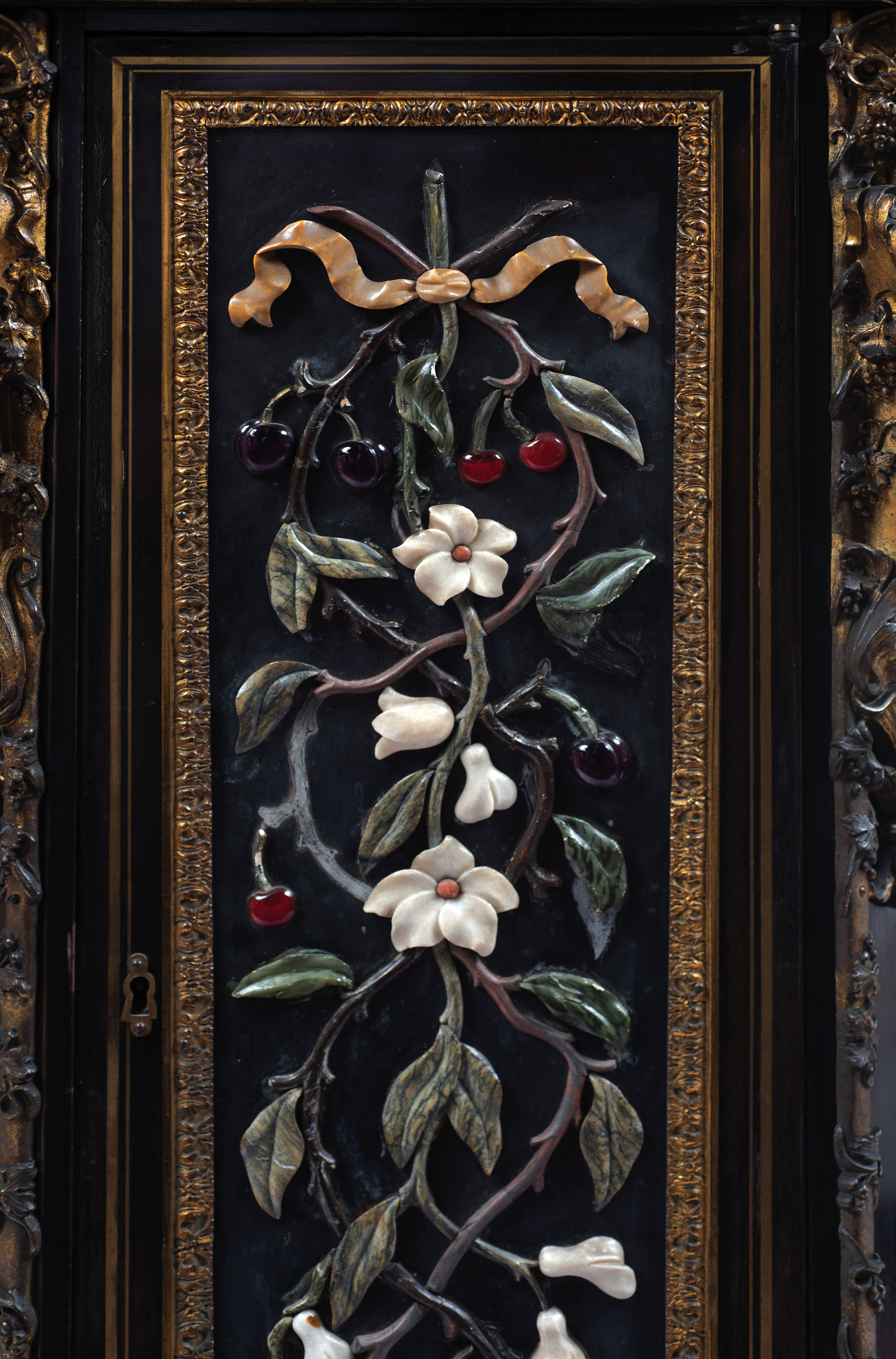 ERMA REGGIBUSTO IN LEGNO EBANIZZATO, BRONZO DORATO E PIETRE DURE, XIX SECOLO - Bild 2 aus 3