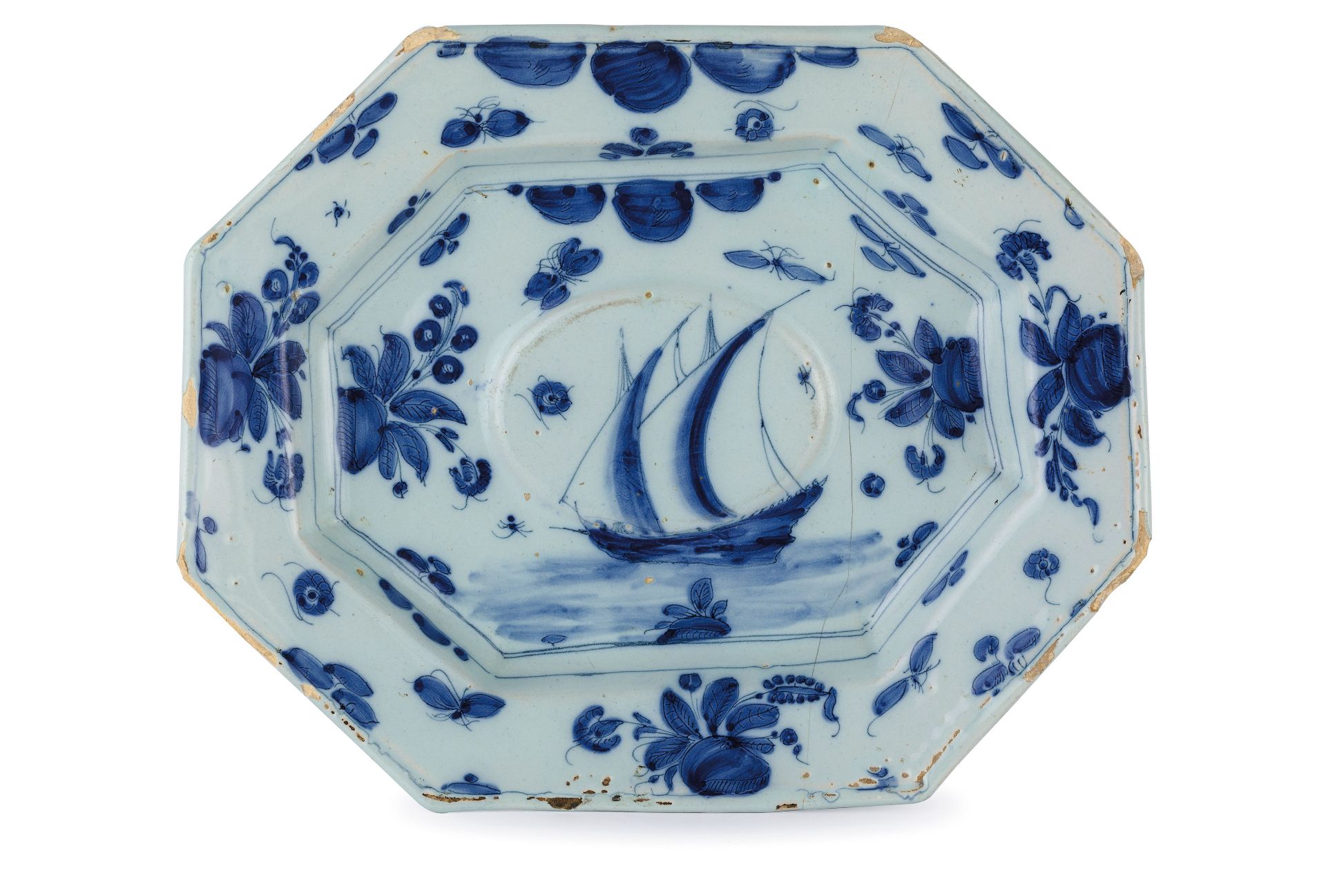 PIATTO DI SERVIZIO IN MAIOLICA BIANCA E BLU, FORNACE LIGURE DEL XVIII SECOLO