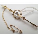 Edwardian 15ct gold bar brooch set with an aquamarine and seed pearls