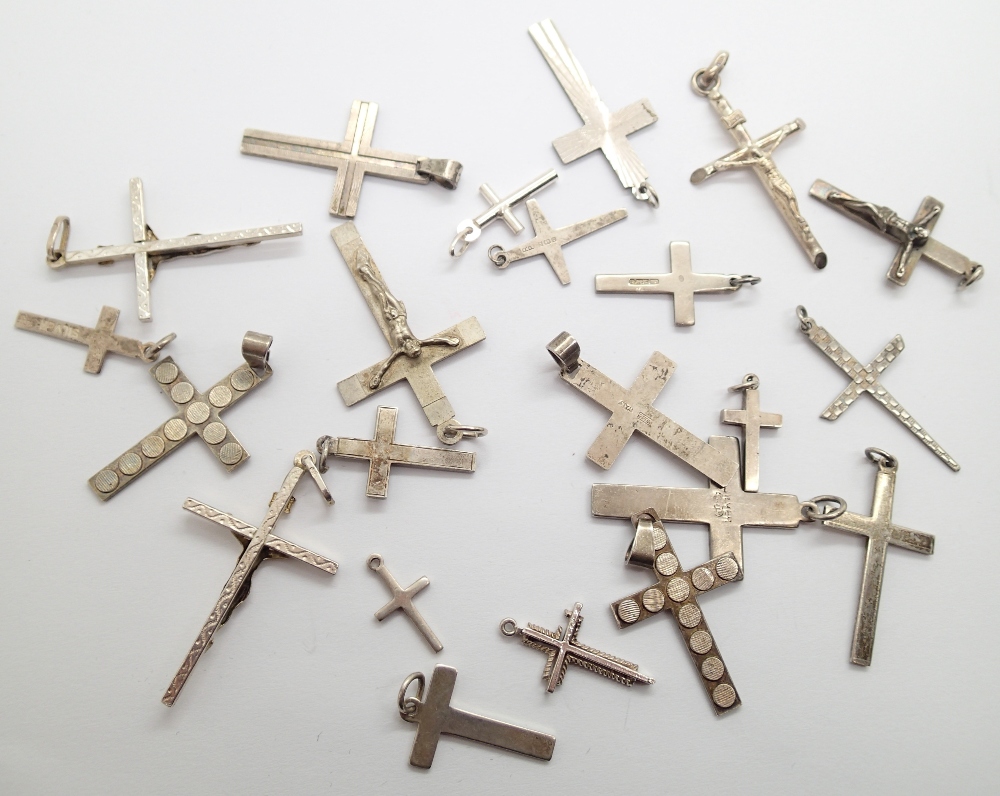 Twenty two sterling/925 silver crosses and crucifixes 39g