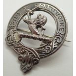 Hallmarked silver Scottish Farquharson family motto brooch 8g D: 30 cm