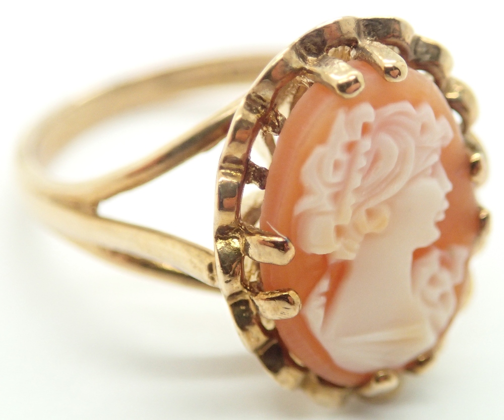 9ct gold cameo ring size L 3.