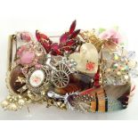 Mixed costume jewellery including brooches