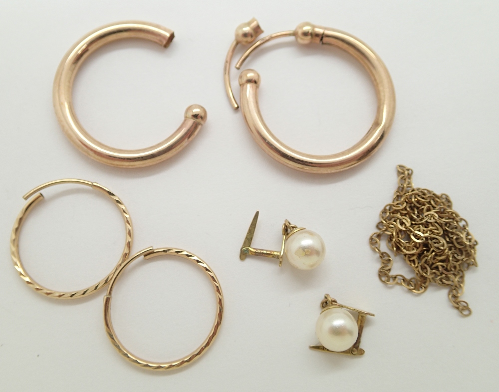 Three pairs of 9ct gold earrings, one broken and a broken chain 4.