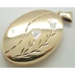 Ladies 9ct gold oval engraved locket, L: 2.5 cm 2.