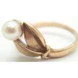 9ct gold pearl set ring size Q 2.