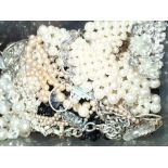 Mixed costume jewellery including faux pearls