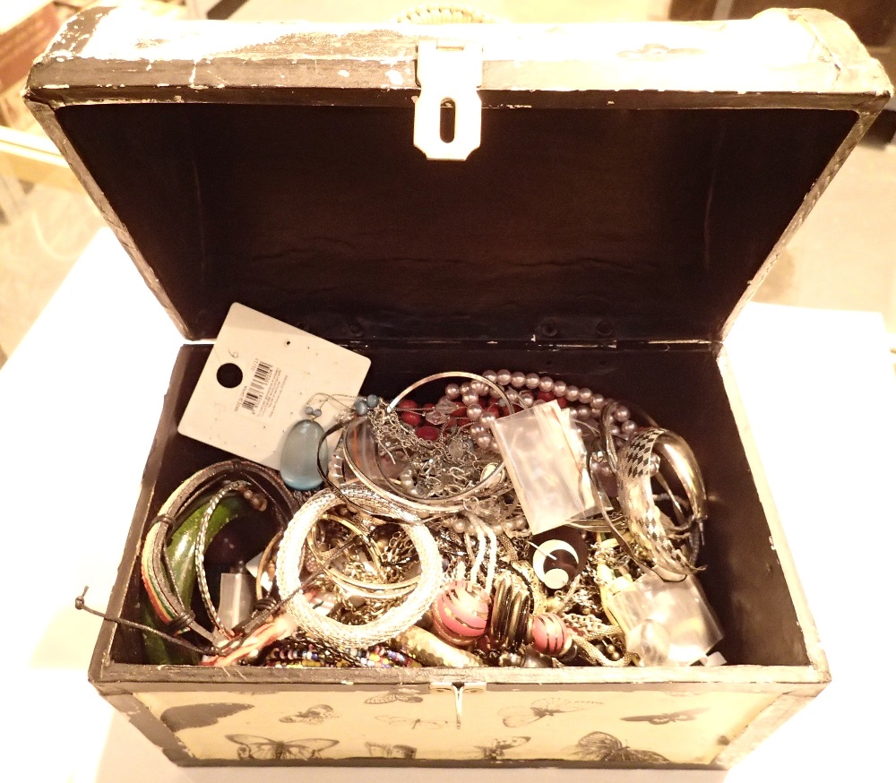 Portable jewellery casket with costume jewellery contents