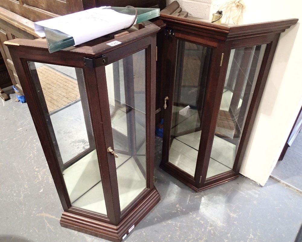 Two display cabinets with shelves and mirror backs H: 93 cm