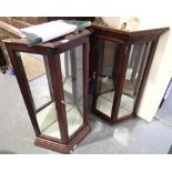 Two display cabinets with shelves and mirror backs H: 93 cm