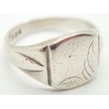 Sterling silver 1980 gents signet ring, size Q fully hallmarked 5.6g