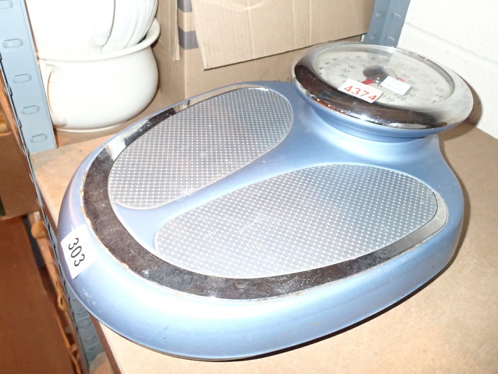 Pairs of EKs anologue bathroom scales