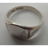 Sterling silver 1980 gents signet ring, size Q fully hallmarked 5.6g