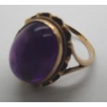 9ct gold ring set with a large cabochon cut amethyst. 4.3g, size N