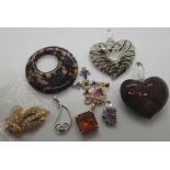 Small quantity of assorted costume jewellery