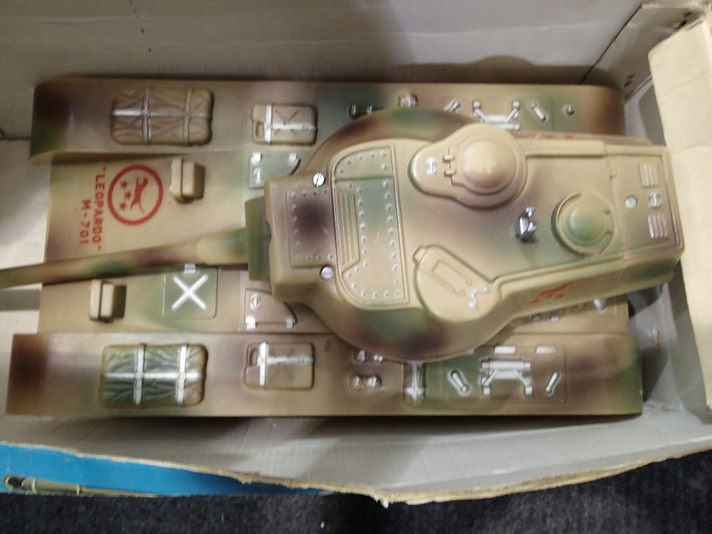 Boxed battery operated tank by Clim Leopardo model