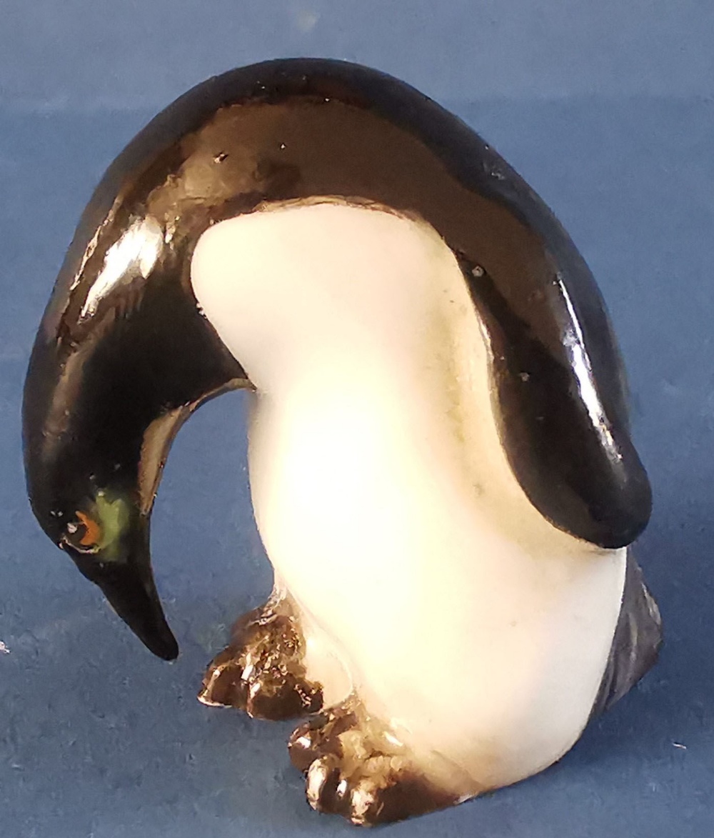 Royal Doulton Penguin Style 6 - No. K23 in gloss - 1.5". P&P group 1 (£16 for the first item and £