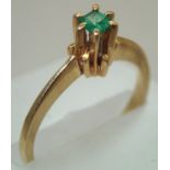 18 ct gold ring set with a green stone 2.6g size M. P&P group 1 (£16 for the first item and £1.50