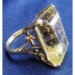 9ct gold ring set with a large rectangular citrine. Size P 9.4g. P&P group 1 (£16 for the first item