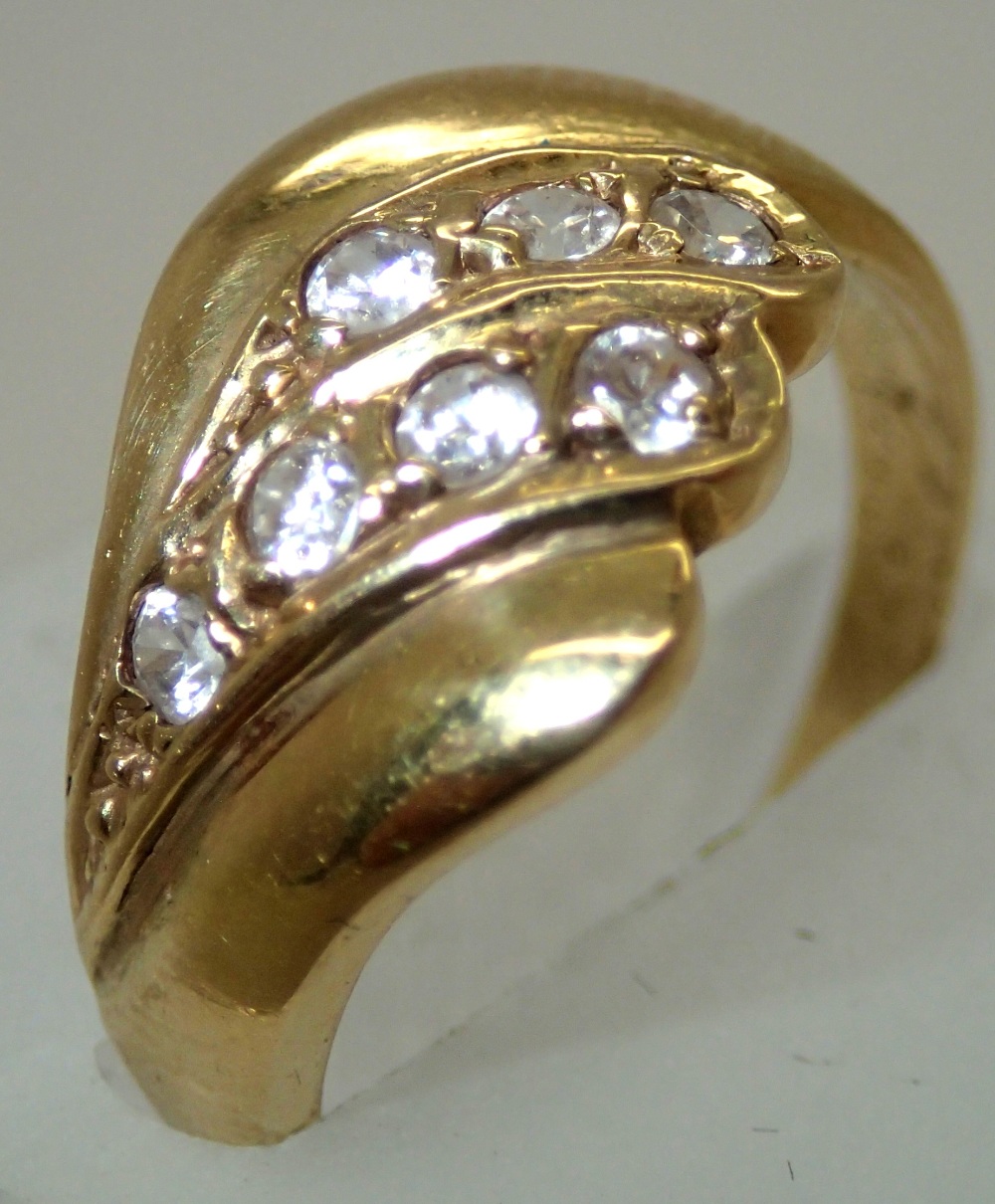 14ct gold ring set with white stones Ring slightly off round size P 4.1g. P&P group 1 (£16 for the