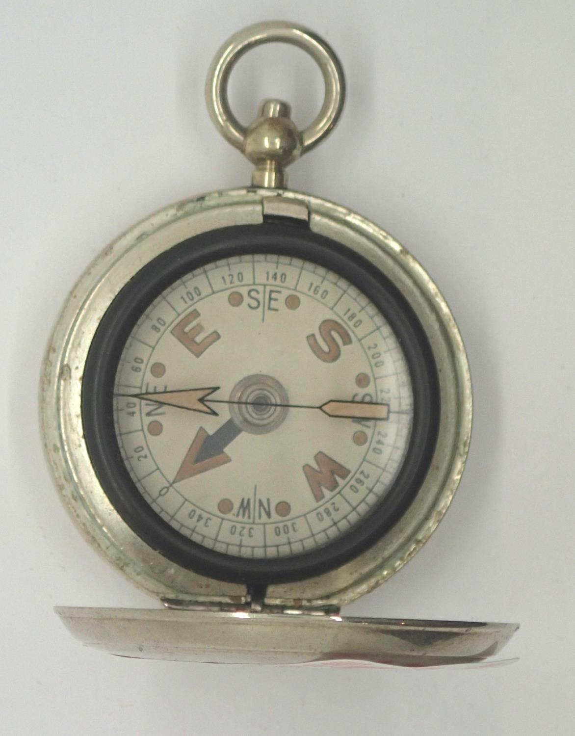 White metal vintage pocket compass. Working at lotting up. P&P group 1 (16 for the first item and £