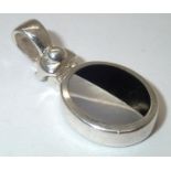 Sterling silver, mother of pearl and onyx oval pendant, pendant H: 15 mm. P&P group 1 (£16 for the