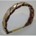 Ladies solid 9ct gold twisted band. P&P group 1 (£16 for the first item and £1.50 for subsequent