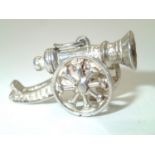 Silver solid cannon charm. P&P group 1 (£16 for the first item and £1.50 for subsequent items)